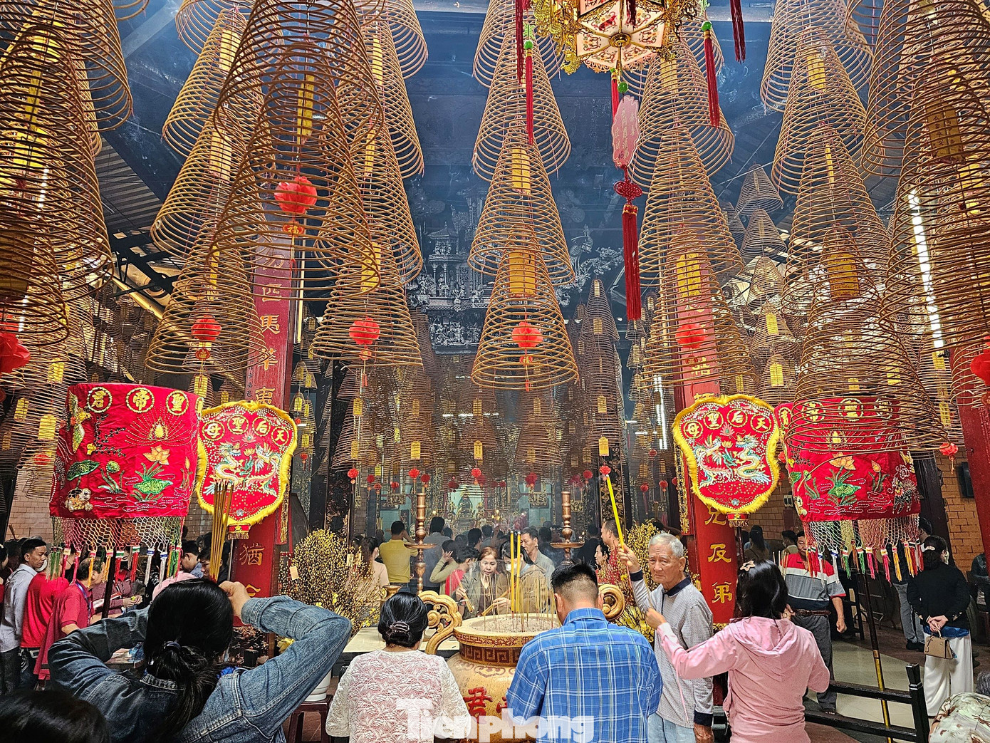 Trong ảnh, tại chùa Ông ở bến Ninh Kiều rất đông người đến viếng. Ảnh: Hòa Hội