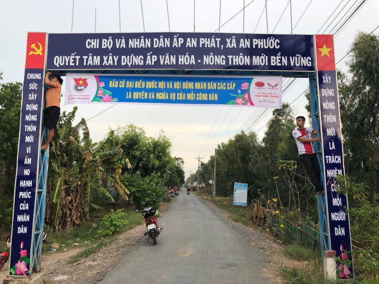 Tại các tuyến đường lớn, đội hình tuyên truyền lưu động được các đơn vị phối hợp gồm xe hoa, các xe gắn máy được gắn loa tuyên truyền lưu động, cờ phướn, khẩu hiệu tuyên truyền đi diễu hành qua các tuyến đường trên địa bàn tuyên truyền về ý nghĩa, tầm quan trọng cuộc bầu cử ĐBQH khóa XV và đại biểu HĐND các cấp, nhiệm kỳ 2021-2026; Luật Bầu cử ĐBQH và HĐND; các nội dung văn bản, quy định về tổ chức cuộc bầu cử;…