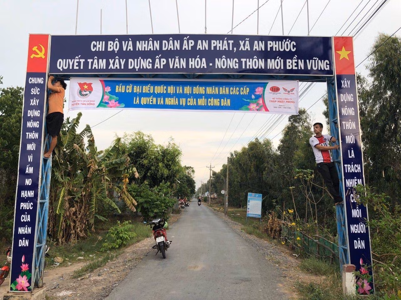 Tại các tuyến đường lớn, đội hình tuyên truyền lưu động được các đơn vị phối hợp gồm xe hoa, các xe gắn máy được gắn loa tuyên truyền lưu động, cờ phướn, khẩu hiệu tuyên truyền đi diễu hành qua các tuyến đường trên địa bàn tuyên truyền về ý nghĩa, tầm quan trọng cuộc bầu cử ĐBQH khóa XV và đại biểu HĐND các cấp, nhiệm kỳ 2021-2026; Luật Bầu cử ĐBQH và HĐND; các nội dung văn bản, quy định về tổ chức cuộc bầu cử;… Tại các tuyến đường lớn, đội hình tuyên truyền lưu động được các đơn vị phối hợp gồm xe hoa, các xe gắn máy được gắn loa tuyên truyền lưu động, cờ phướn, khẩu hiệu tuyên truyền đi diễu hành qua các tuyến đường trên địa bàn tuyên truyền về ý nghĩa, tầm quan trọng cuộc bầu cử ĐBQH khóa XV và đại biểu HĐND các cấp, nhiệm kỳ 2021-2026; Luật Bầu cử ĐBQH và HĐND; các nội dung văn bản, quy định về tổ chức cuộc bầu cử;…