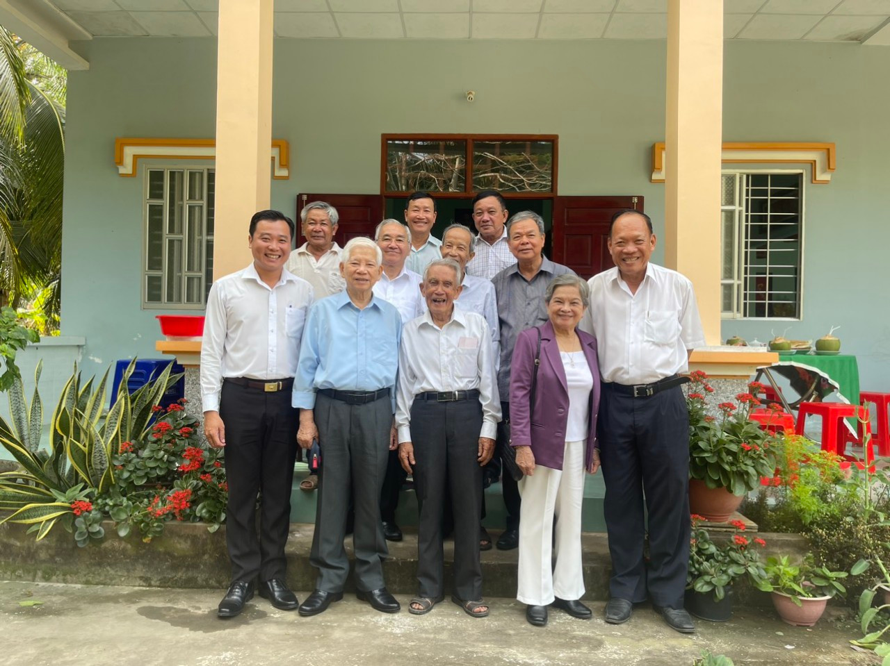 Nguyên Chủ tịch nước Nguyễn Minh Triết chụp ảnh kỉ niệm trong lần về thăm ông Hai Thừa tại Bến Tre.