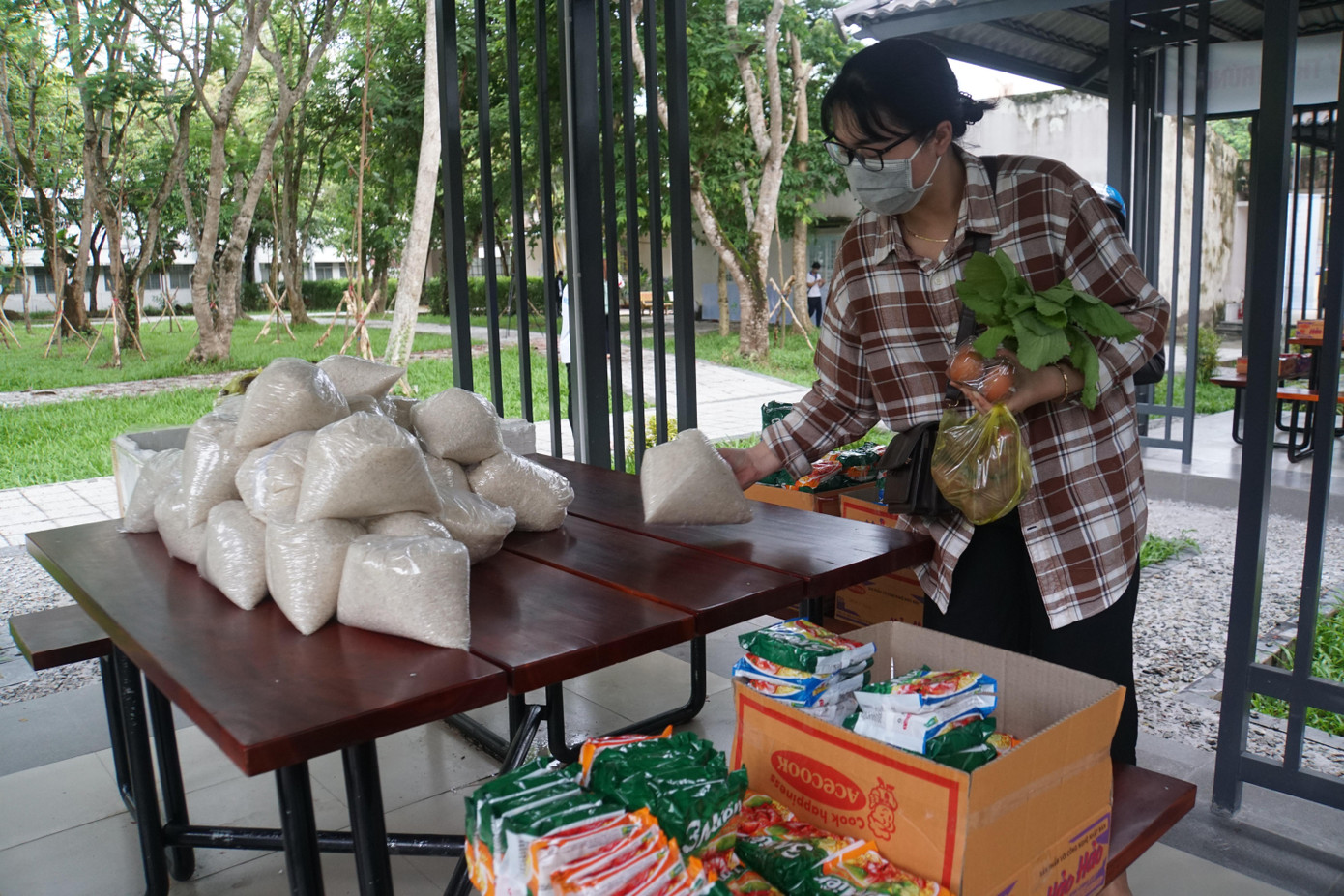 Sinh viên không cần đăng ký trước, bất kỳ bạn nào khó khăn đều được nhận. Để đảm bảo phòng dịch, sinh viên xếp thành hàng dài, khách nhau 2 m rồi lần lượt từng người khai báo y tế, tự đo thân nhiệt, rửa tay sát khuẩn. Sau đó mới vào khu chợ lựa chọn các mặt hàng thiết yếu tùy thích không quá 70.000 đồng. Sinh viên không cần đăng ký trước, bất kỳ bạn nào khó khăn đều được nhận. Để đảm bảo phòng dịch, sinh viên xếp thành hàng dài, khách nhau 2 m rồi lần lượt từng người khai báo y tế, tự đo thân nhiệt, rửa tay sát khuẩn. Sau đó mới vào khu chợ lựa chọn các mặt hàng thiết yếu tùy thích không quá 70.000 đồng.