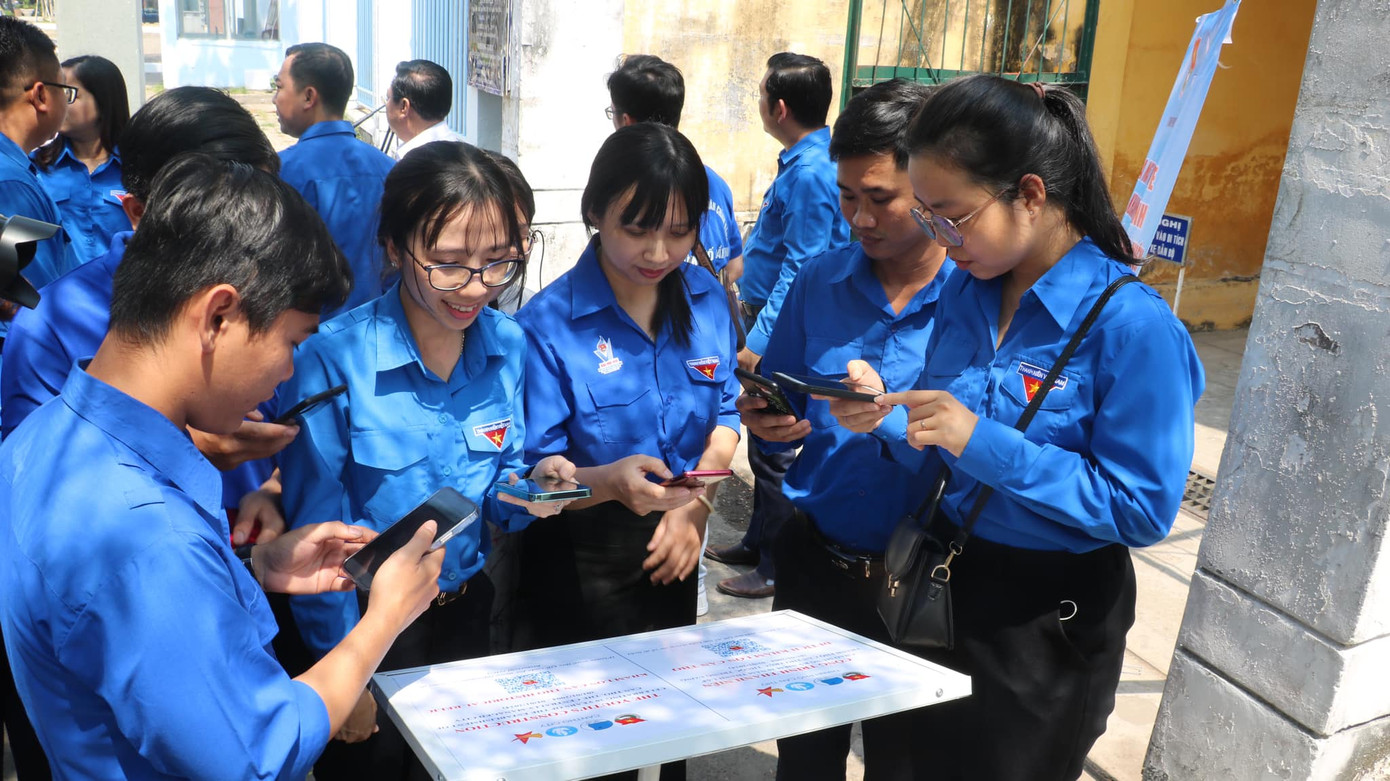 Đoàn viên thanh niên quét mã QR tại di tích Khám lớn Cần Thơ