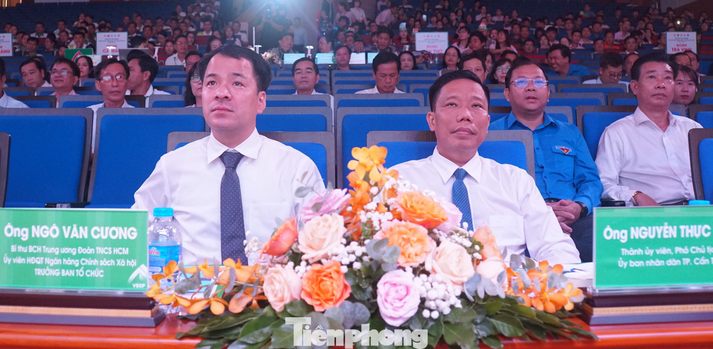 Anh Ngô Văn Cương, Bí thư Trung ương Đoàn cùng Phó chủ tịch UBND TP Cần Thơ Nguyễn Thực Hiện tham dự khai mạc hội thi. Ảnh: Hòa Hội