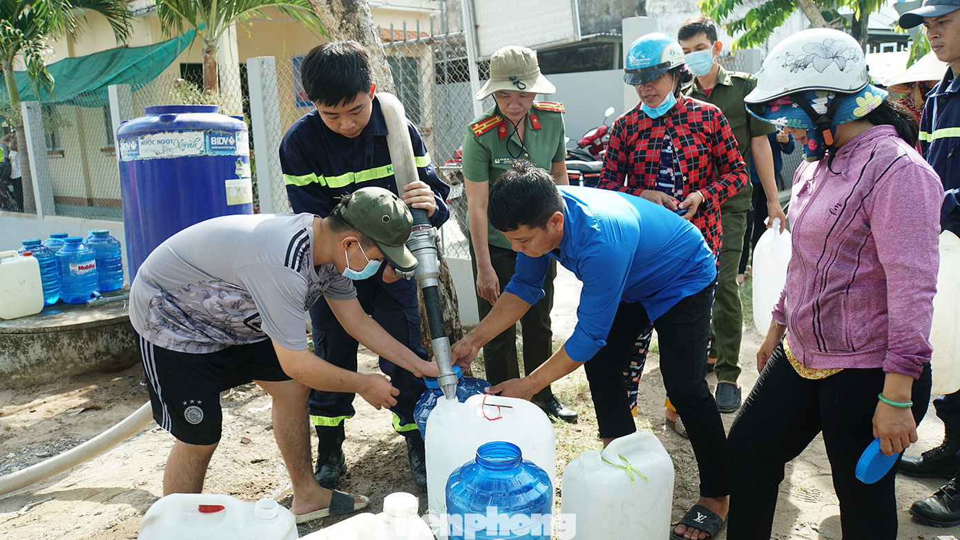 Ngày 29/4, đang dịp nghỉ lễ 30/4 – 1/5, nhưng nhiều đoàn viên thanh niên tỉnh Bến Tre không ngại nắng nóng oi bức, vẫn nhiệt tình hỗ trợ bà con nước sạch sinh hoạt. Ảnh: Hòa Hội