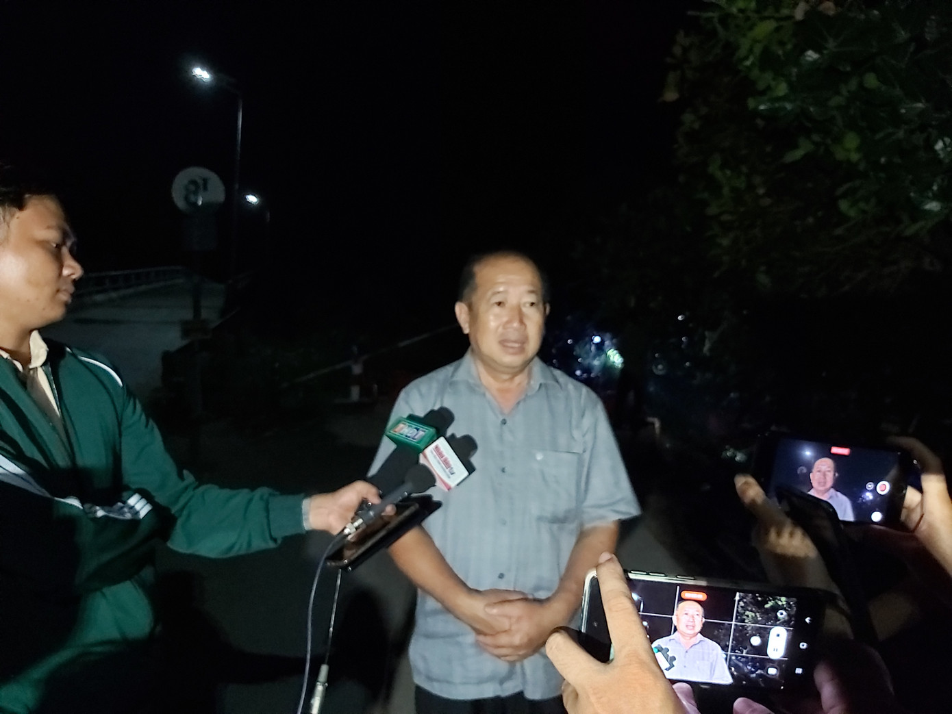 Ông Đoàn Tấn Bửu - Phó Chủ tịch UBND tỉnh Đồng Tháp - trao đổi với báo chí tối 19/1 (Ảnh: Hòa Hội).