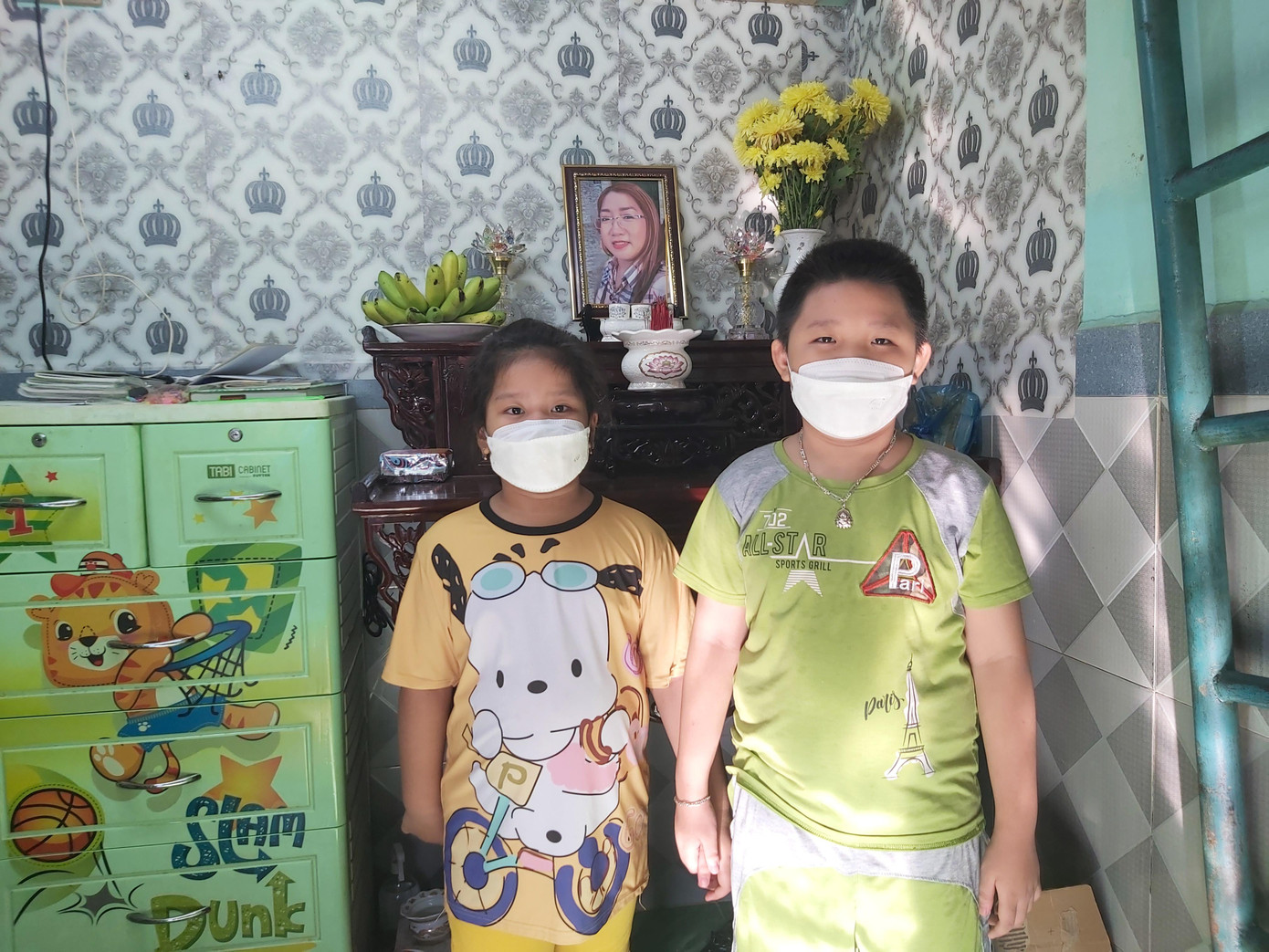 2 anh em Gia và Hân trước di ảnh của mẹ. - Ảnh: Hòa Hội 2 anh em Gia và Hân trước di ảnh của mẹ. - Ảnh: Hòa Hội