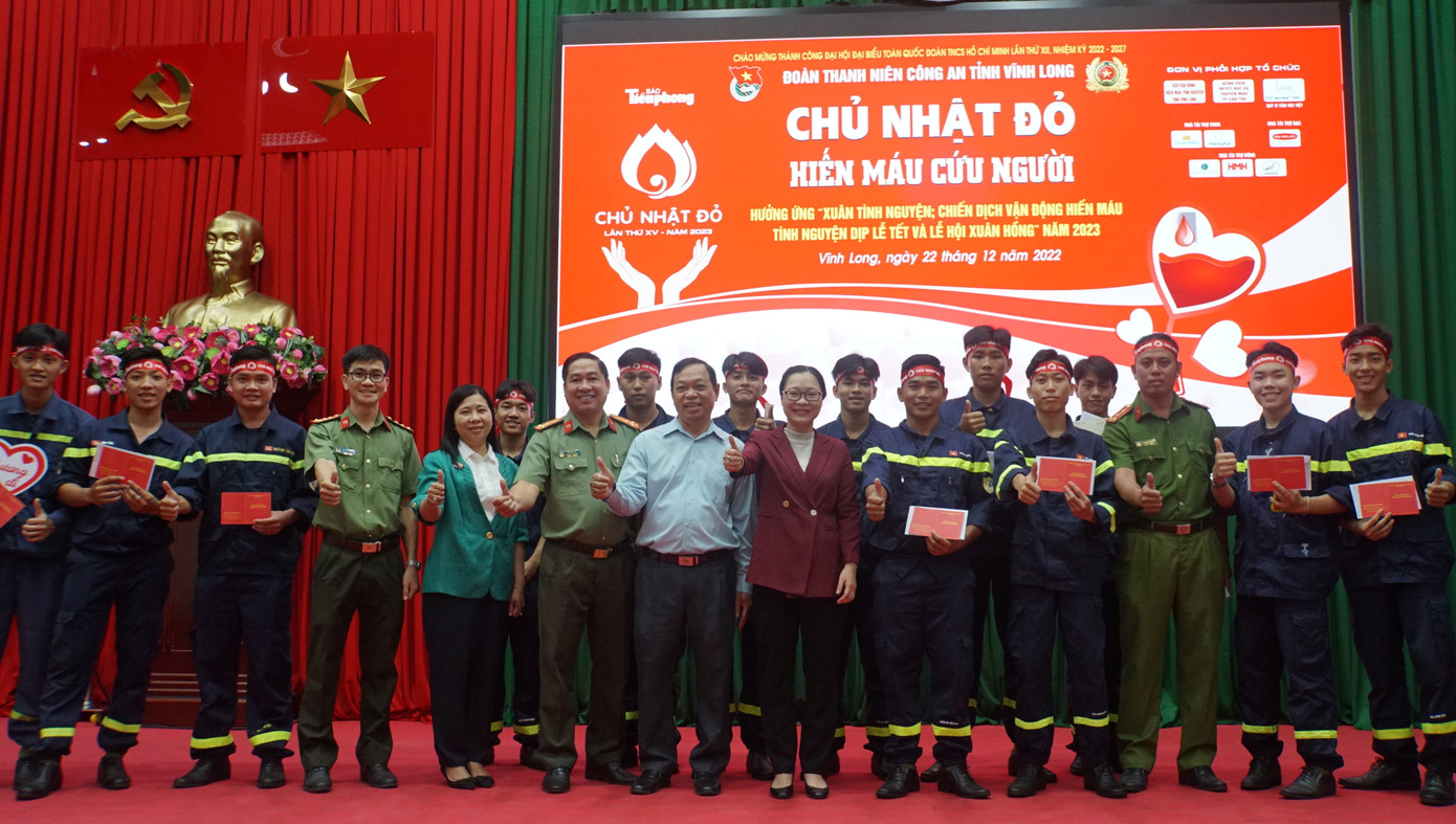 Lãnh đạo UBND tỉnh Vĩnh Long cùng công an tỉnh và các chiến sĩ chụp ảnh lưu niệm.