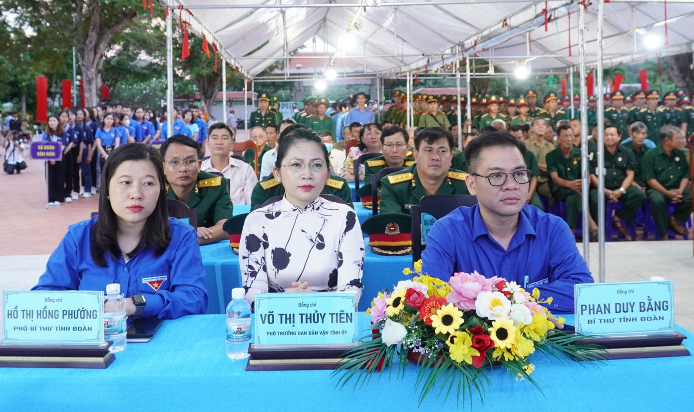 Lãnh đạo Ban Dân vận Tỉnh ủy và Tỉnh Đoàn An Giang cùng hơn 500 cán bộ, Đoàn viên thanh niên tham dự. Ảnh: TĐ AG Lãnh đạo Ban Dân vận Tỉnh ủy và Tỉnh Đoàn An Giang cùng hơn 500 cán bộ, Đoàn viên thanh niên tham dự. Ảnh: TĐ AG