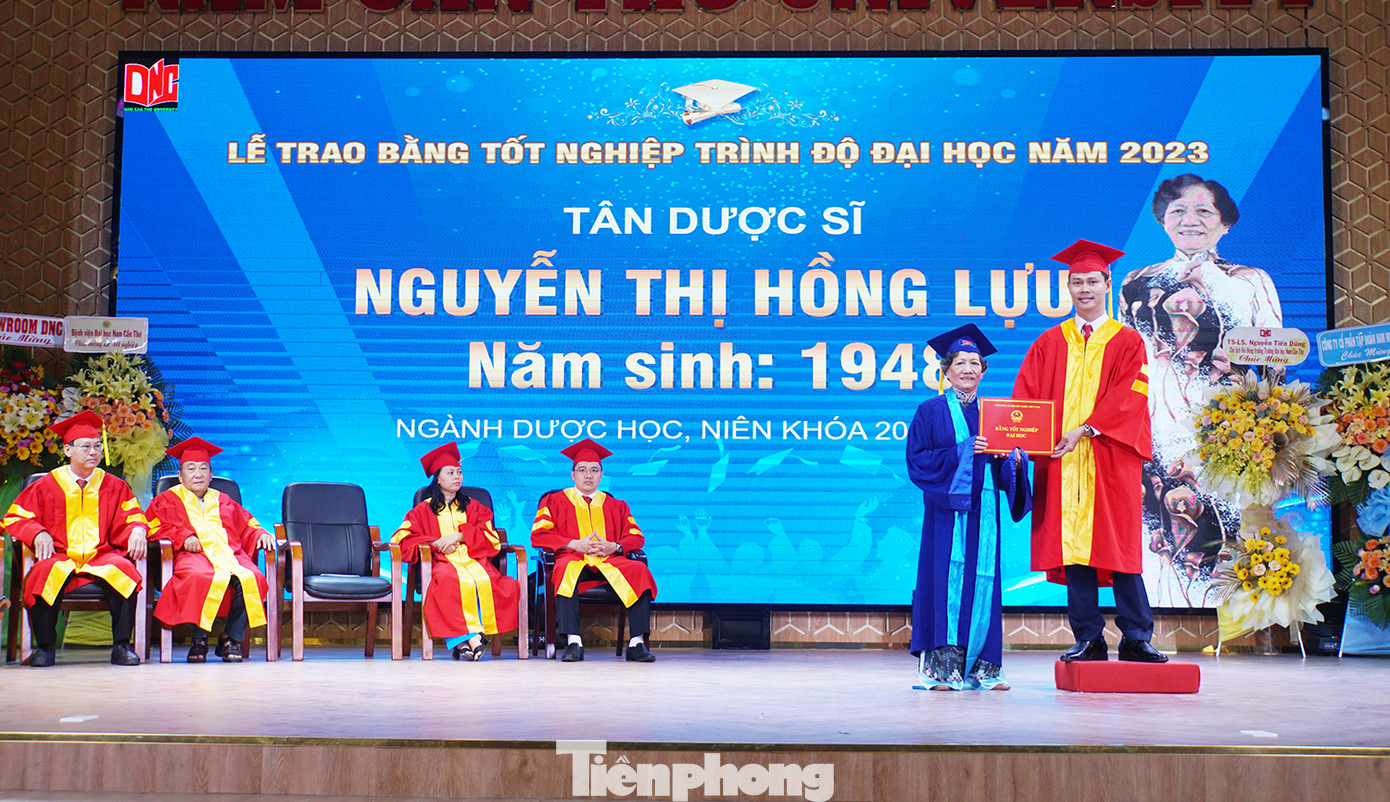 Bà Nguyễn Thị Hồng Lựu nhận bằng tốt nghiệp ngành Dược Trường Đại học Nam Cần Thơ. Ảnh: Hòa Hội. Bà Nguyễn Thị Hồng Lựu nhận bằng tốt nghiệp ngành Dược Trường Đại học Nam Cần Thơ. Ảnh: Hòa Hội.