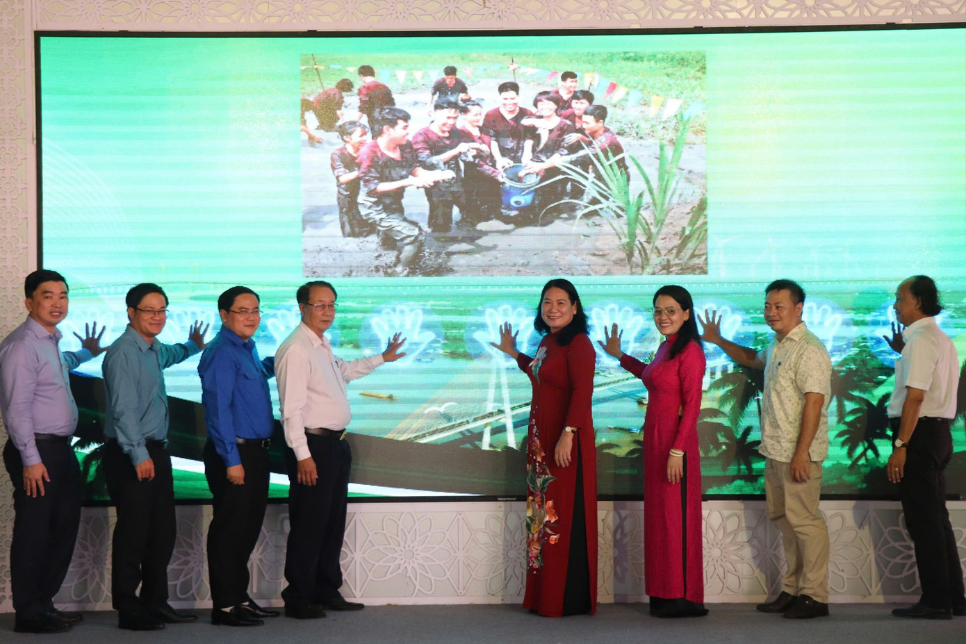 Lãnh đạo tỉnh Bến Tre thực hiện nghi thức phát động mỗi đoàn viên thanh niên là tuyên truyền viên du lịch.