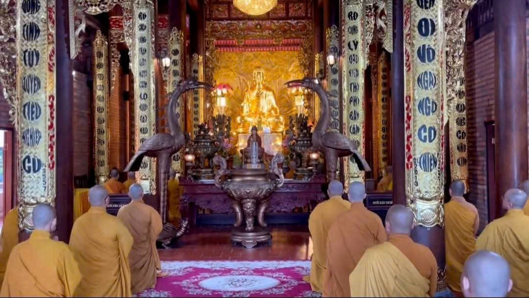 Theo trụ trì Thiền viện Trúc Lâm Phương Nam chia sẻ, chuông đồng là pháp khí quan trọng trong Phật giáo, mang ý nghĩa kết nối trí tuệ, giác ngộ, giúp thanh tâm và thức tỉnh con người. Giữa thời khắc đất nước chuyển mình, 3 tiếng chuông không chỉ ngân vang giữa thinh không, còn vọng vang trong lòng người – thức tỉnh niềm tin, khát vọng và trí tuệ dân tộc. Hơn nữa, việc đồng loạt cử hành nghi lễ nhằm kích hoạt sức mạnh tinh thần đoàn kết dân tộc, khơi dậy hồn thiêng sông núi. Theo trụ trì Thiền viện Trúc Lâm Phương Nam chia sẻ, chuông đồng là pháp khí quan trọng trong Phật giáo, mang ý nghĩa kết nối trí tuệ, giác ngộ, giúp thanh tâm và thức tỉnh con người. Giữa thời khắc đất nước chuyển mình, 3 tiếng chuông không chỉ ngân vang giữa thinh không, còn vọng vang trong lòng người – thức tỉnh niềm tin, khát vọng và trí tuệ dân tộc. Hơn nữa, việc đồng loạt cử hành nghi lễ nhằm kích hoạt sức mạnh tinh thần đoàn kết dân tộc, khơi dậy hồn thiêng sông núi.