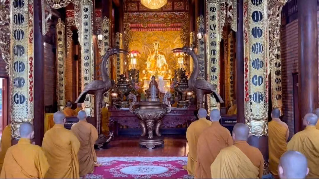 Theo trụ trì Thiền viện Trúc Lâm Phương Nam chia sẻ, chuông đồng là pháp khí quan trọng trong Phật giáo, mang ý nghĩa kết nối trí tuệ, giác ngộ, giúp thanh tâm và thức tỉnh con người. Giữa thời khắc đất nước chuyển mình, 3 tiếng chuông không chỉ ngân vang giữa thinh không, còn vọng vang trong lòng người – thức tỉnh niềm tin, khát vọng và trí tuệ dân tộc. Hơn nữa, việc đồng loạt cử hành nghi lễ nhằm kích hoạt sức mạnh tinh thần đoàn kết dân tộc, khơi dậy hồn thiêng sông núi. Theo trụ trì Thiền viện Trúc Lâm Phương Nam chia sẻ, chuông đồng là pháp khí quan trọng trong Phật giáo, mang ý nghĩa kết nối trí tuệ, giác ngộ, giúp thanh tâm và thức tỉnh con người. Giữa thời khắc đất nước chuyển mình, 3 tiếng chuông không chỉ ngân vang giữa thinh không, còn vọng vang trong lòng người – thức tỉnh niềm tin, khát vọng và trí tuệ dân tộc. Hơn nữa, việc đồng loạt cử hành nghi lễ nhằm kích hoạt sức mạnh tinh thần đoàn kết dân tộc, khơi dậy hồn thiêng sông núi.