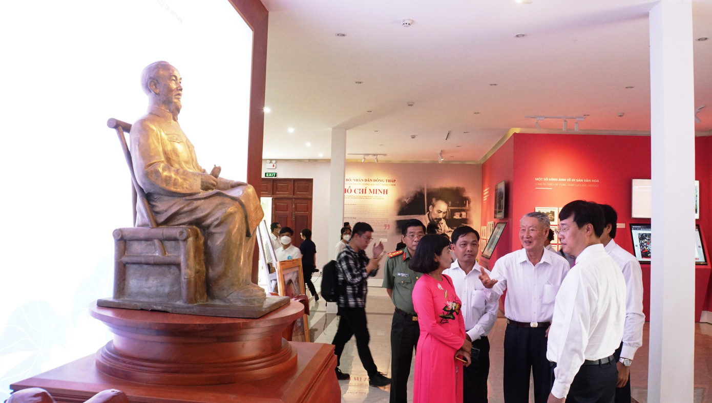 Lãnh đạo tỉnh Đồng Tháp trò chuyện tại Nhà trưng bày “Chủ tịch Hồ Chí Minh với Cách mạng Việt Nam”. - Ảnh: Hòa Hội