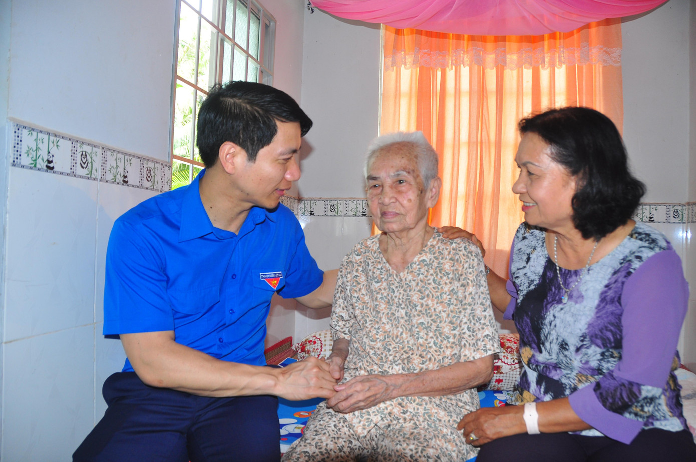 Trong suốt thời gian qua, Trung ương Đoàn, các cấp bộ Đoàn, mỗi bạn trẻ biết ơn các anh hùng và dành tình cảm, trách nhiệm của mình; đặc biệt nhân dịp kỷ niệm 46 năm giải phóng miền Nam thống nhất đất nước, anh Nguyễn Ngọc Lương cho rằng, đây vừa là dịp tưởng nhớ những đóng góp, đồng thời còn là dịp tri ân đối với những người có công với cách mạng.