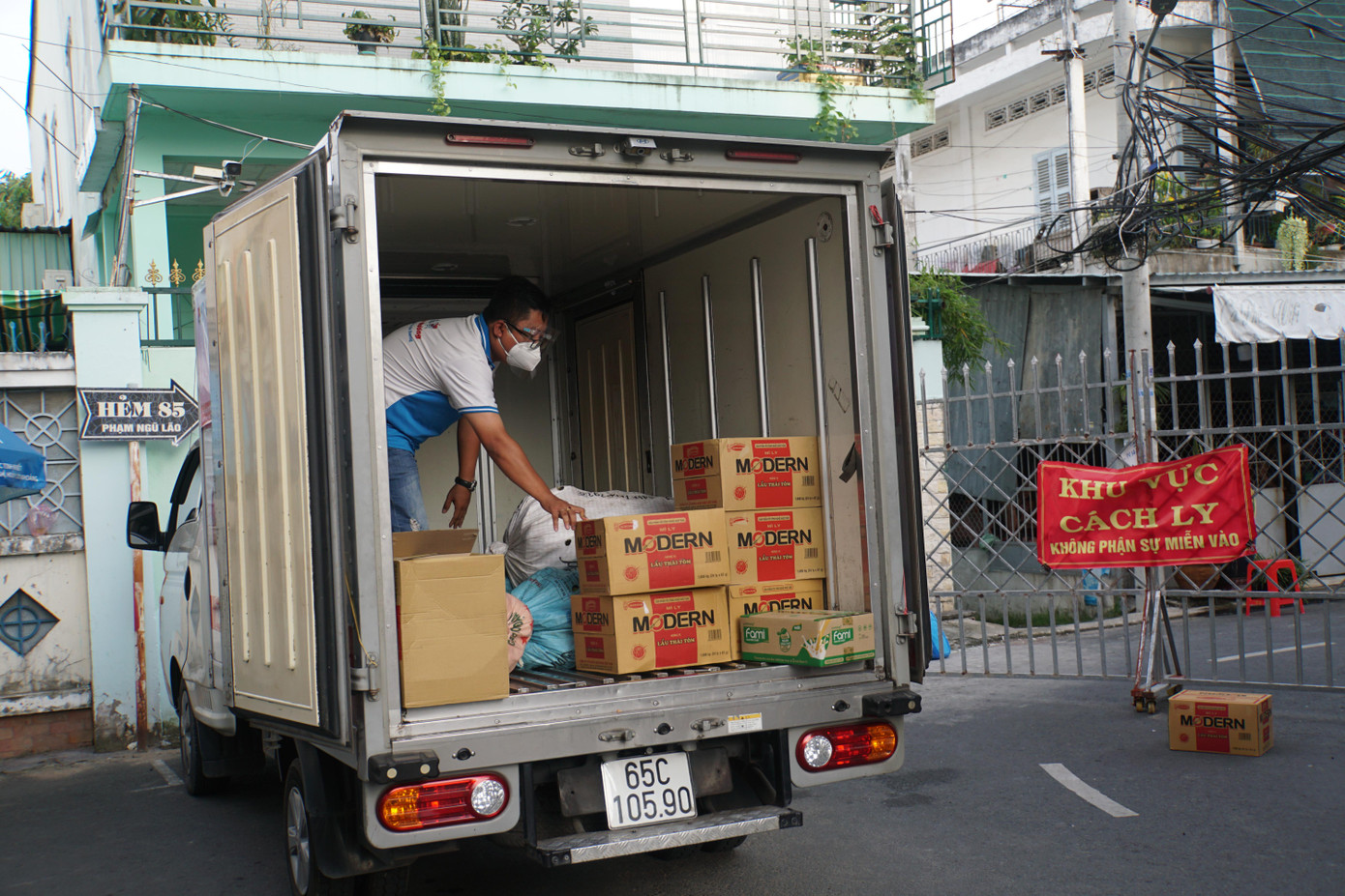 Các phần quà được bạn trẻ mang đến khu vực cách ly. - Ảnh: Hòa Hội