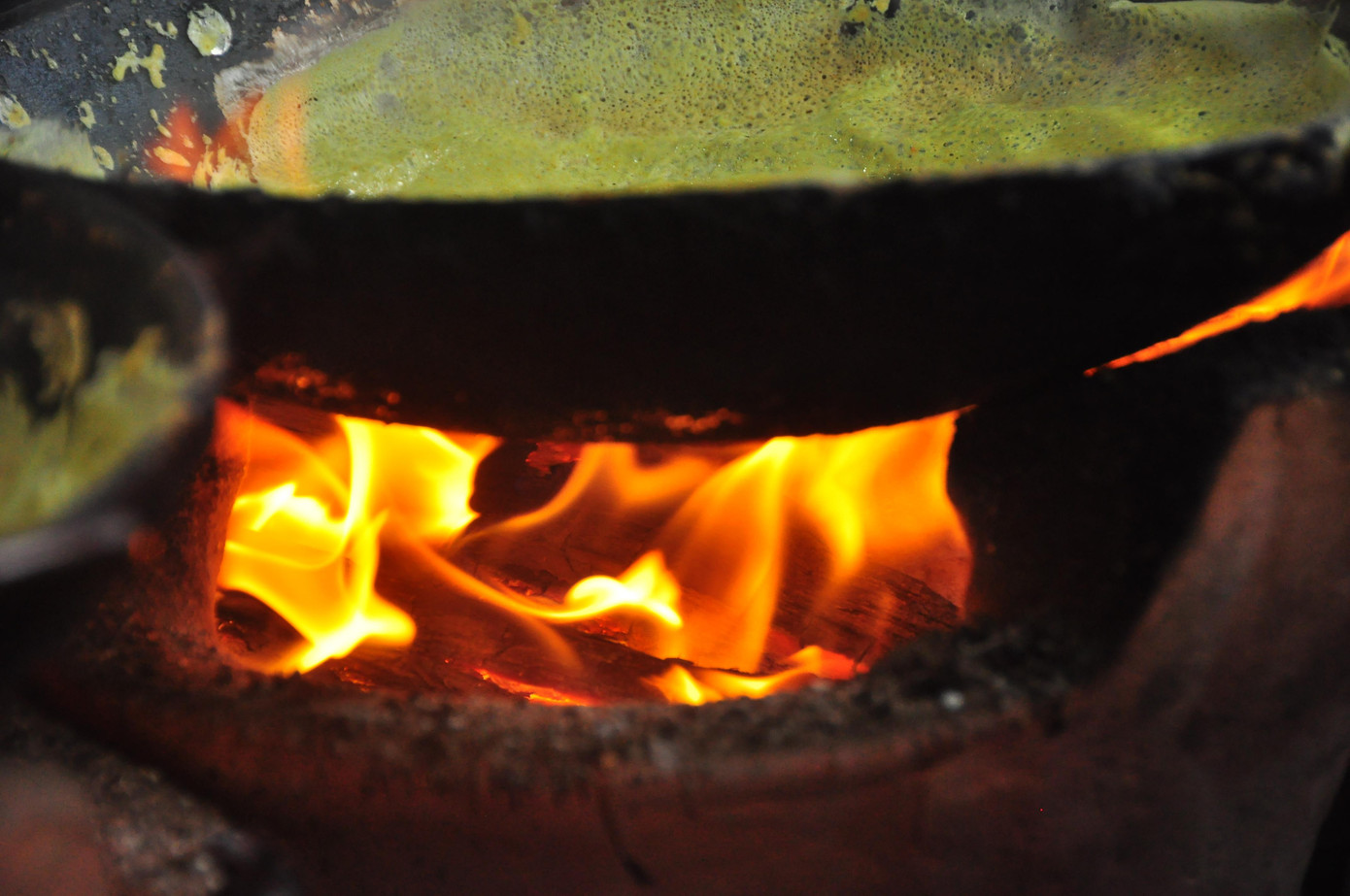 Ông Hồ Văn Nhẫn, một người thợ đổ bánh xèo khác cho biết, năm 1999, khi phật tử đến đây cúng dường, các thầy nghĩ đến việc làm món bánh xèo chay để đãi khách. Ban đầu làm ít, nhưng dần dần thấy ngon và được nhiều người ủng hộ; từ đó thiền viện duy trì và làm bánh xèo ngày càng nhiều.