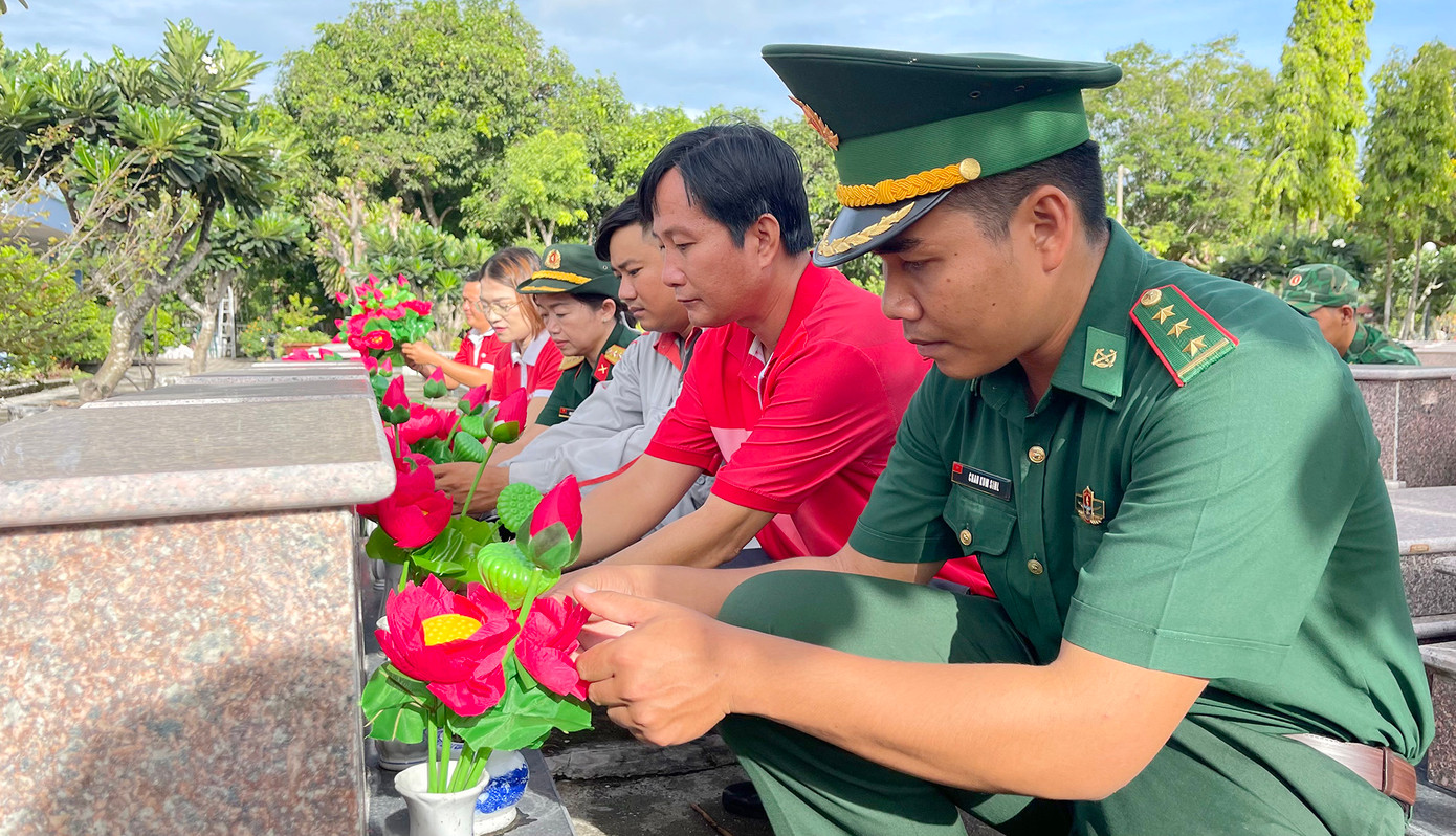 Nghĩa trang liệt sĩ Dốc Bà Đắc có 9.009 mộ liệt sĩ.