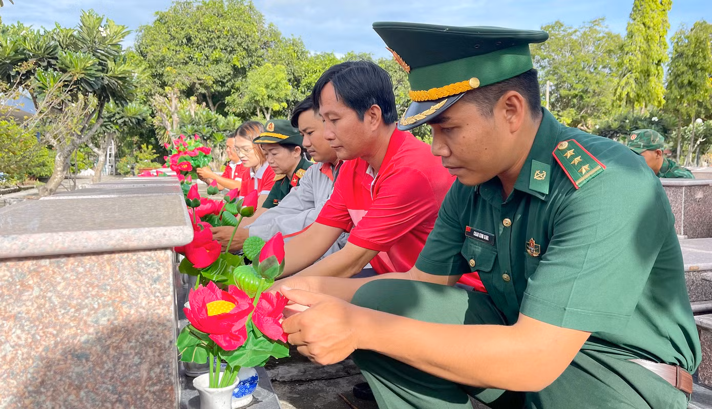Nghĩa trang liệt sĩ Dốc Bà Đắc có 9.009 mộ liệt sĩ.