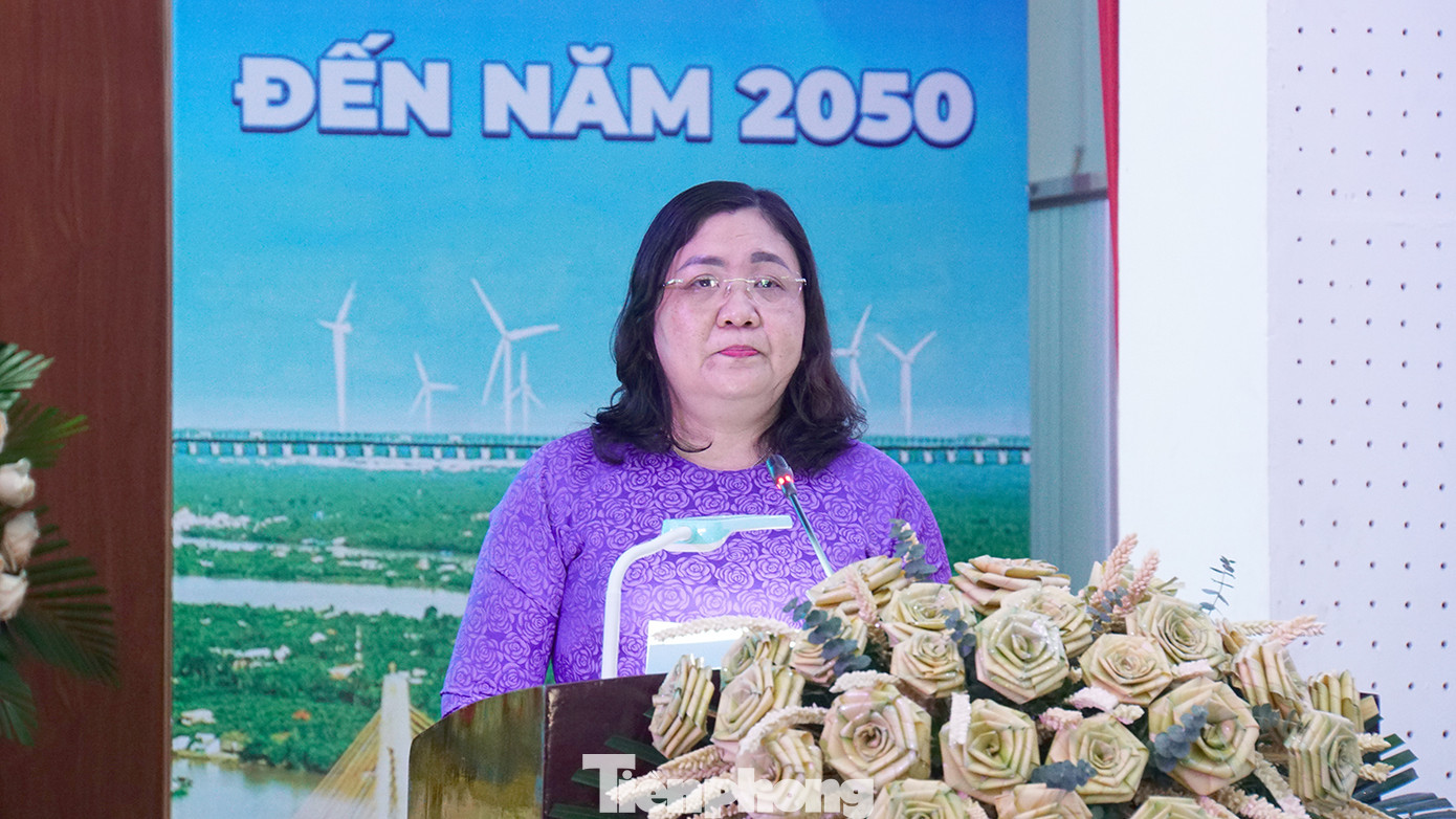 Bà Hồ Thị Hoàng Yến - Phó Bí thư Thường trực, phụ trách Tỉnh ủy – Chủ tịch HĐND tỉnh Bến Tre phát biểu tại hội nghị. Ảnh: Hòa Hội Bà Hồ Thị Hoàng Yến - Phó Bí thư Thường trực, phụ trách Tỉnh ủy – Chủ tịch HĐND tỉnh Bến Tre phát biểu tại hội nghị. Ảnh: Hòa Hội