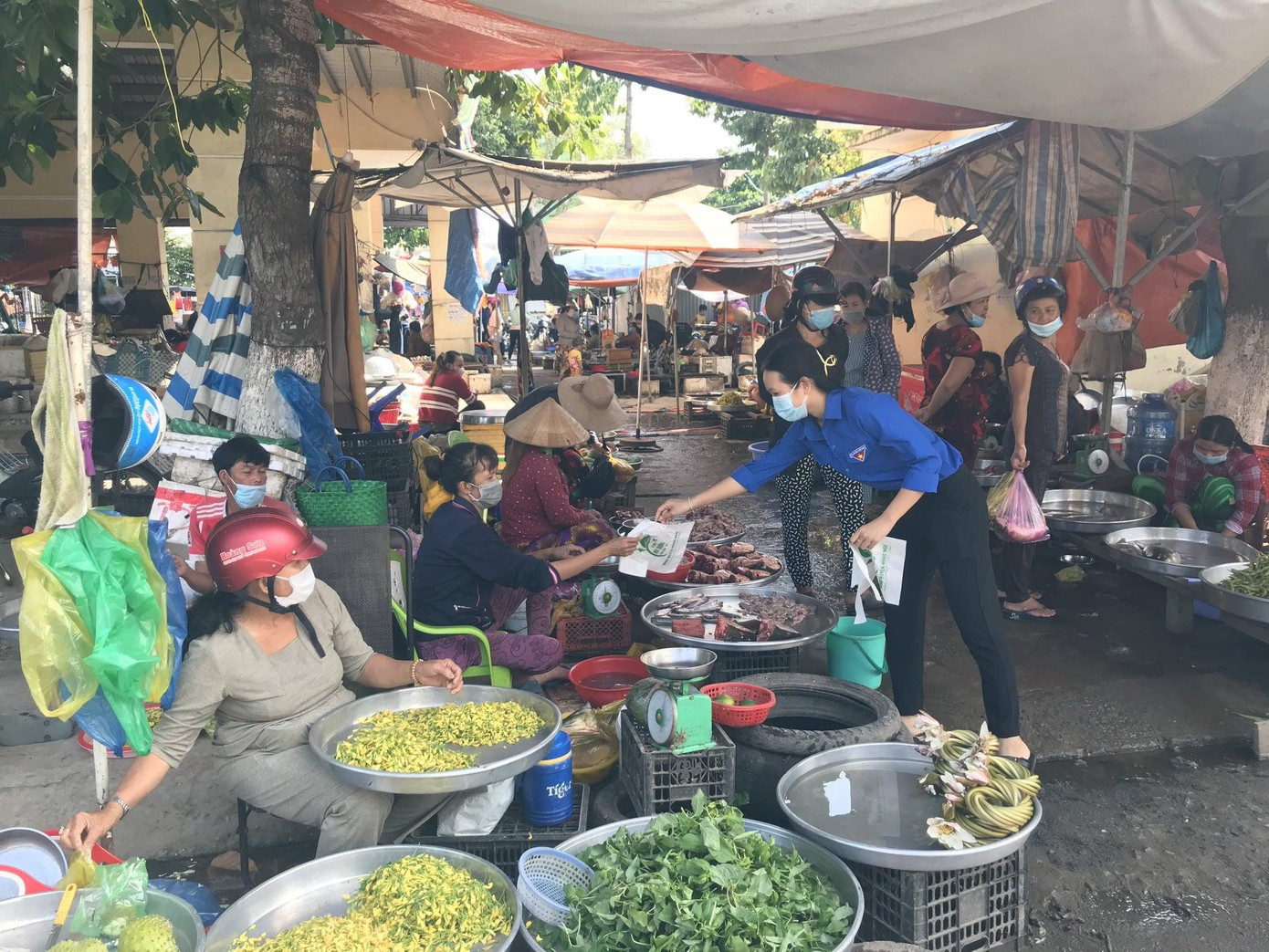 ĐVTN phát tờ rơi tuyên truyền phòng dịch ĐVTN phát tờ rơi tuyên truyền phòng dịch