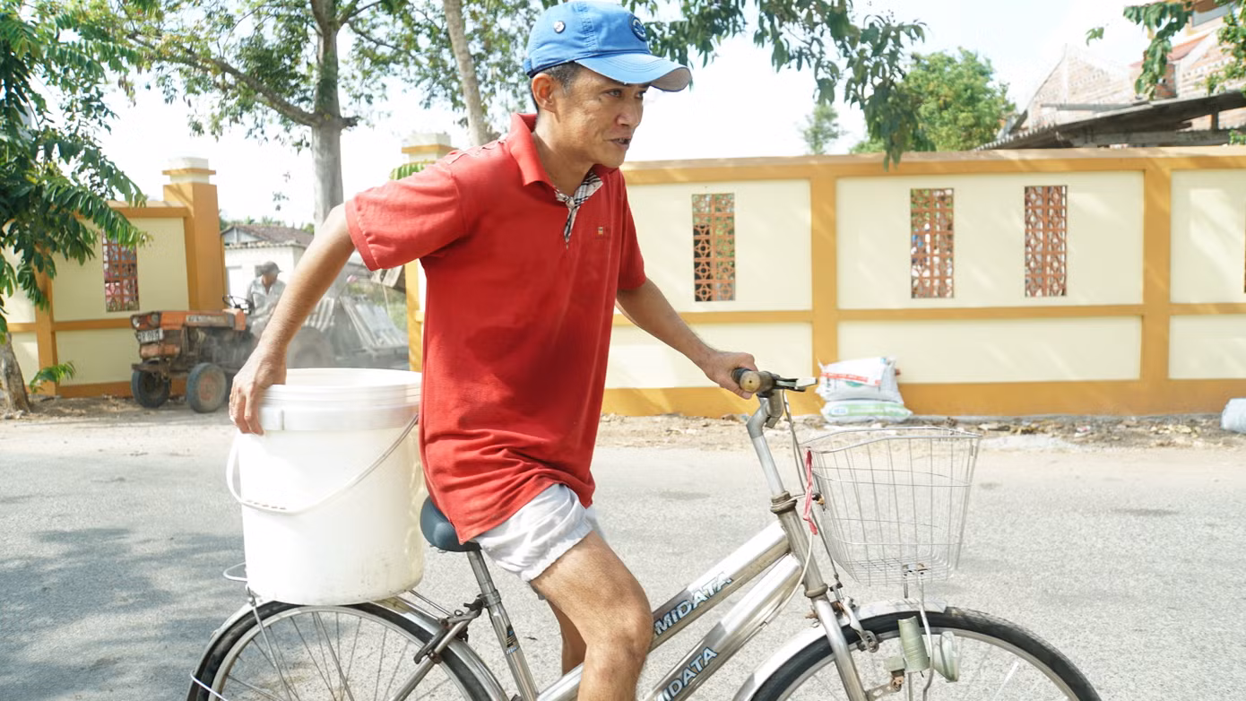 Người dân Bến Tre chở nước ngọt về nhà sinh hoạt trong mùa hạn mặn. Người dân Bến Tre chở nước ngọt về nhà sinh hoạt trong mùa hạn mặn.