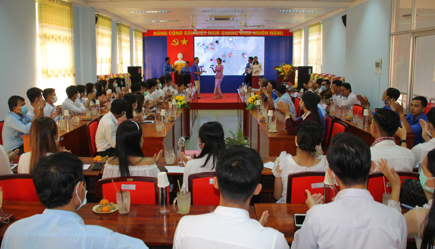 Quang cảnh họp mặt Quang cảnh họp mặt