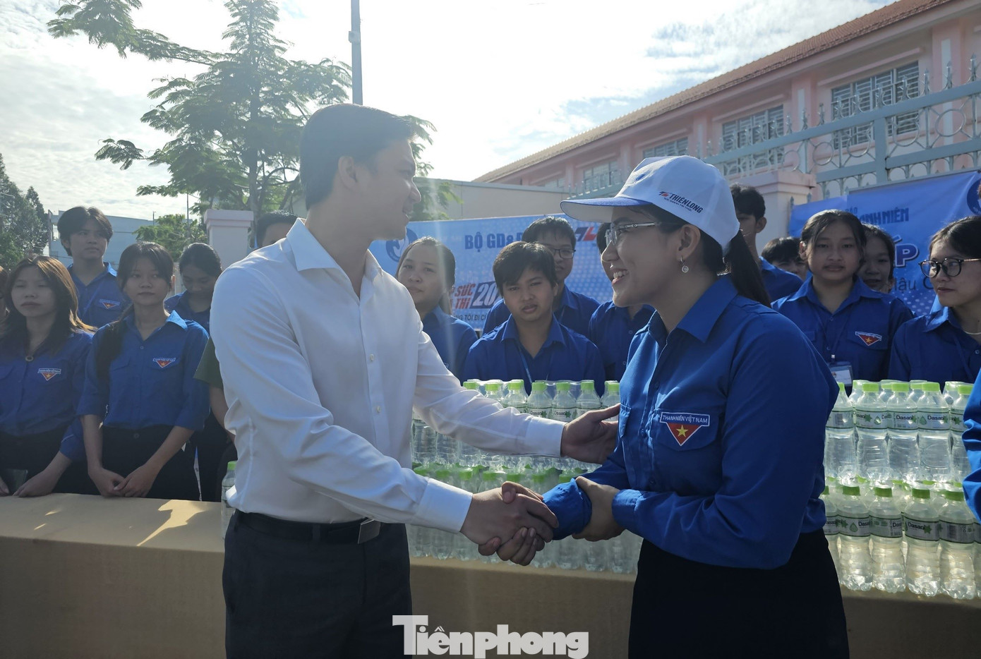 Anh Nguyễn Minh Triết động viên các bạn tình nguyện viên tại điểm thi Trường THPT Vị Thanh. Ảnh: Hòa Hội Anh Nguyễn Minh Triết động viên các bạn tình nguyện viên tại điểm thi Trường THPT Vị Thanh. Ảnh: Hòa Hội