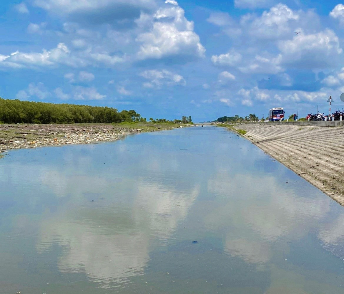 Bờ biển không còn rác sau hơn 3 giờ dọn dẹp của các bạn trẻ, trả lại màu xanh, sạch đẹp. Bờ biển không còn rác sau hơn 3 giờ dọn dẹp của các bạn trẻ, trả lại màu xanh, sạch đẹp.