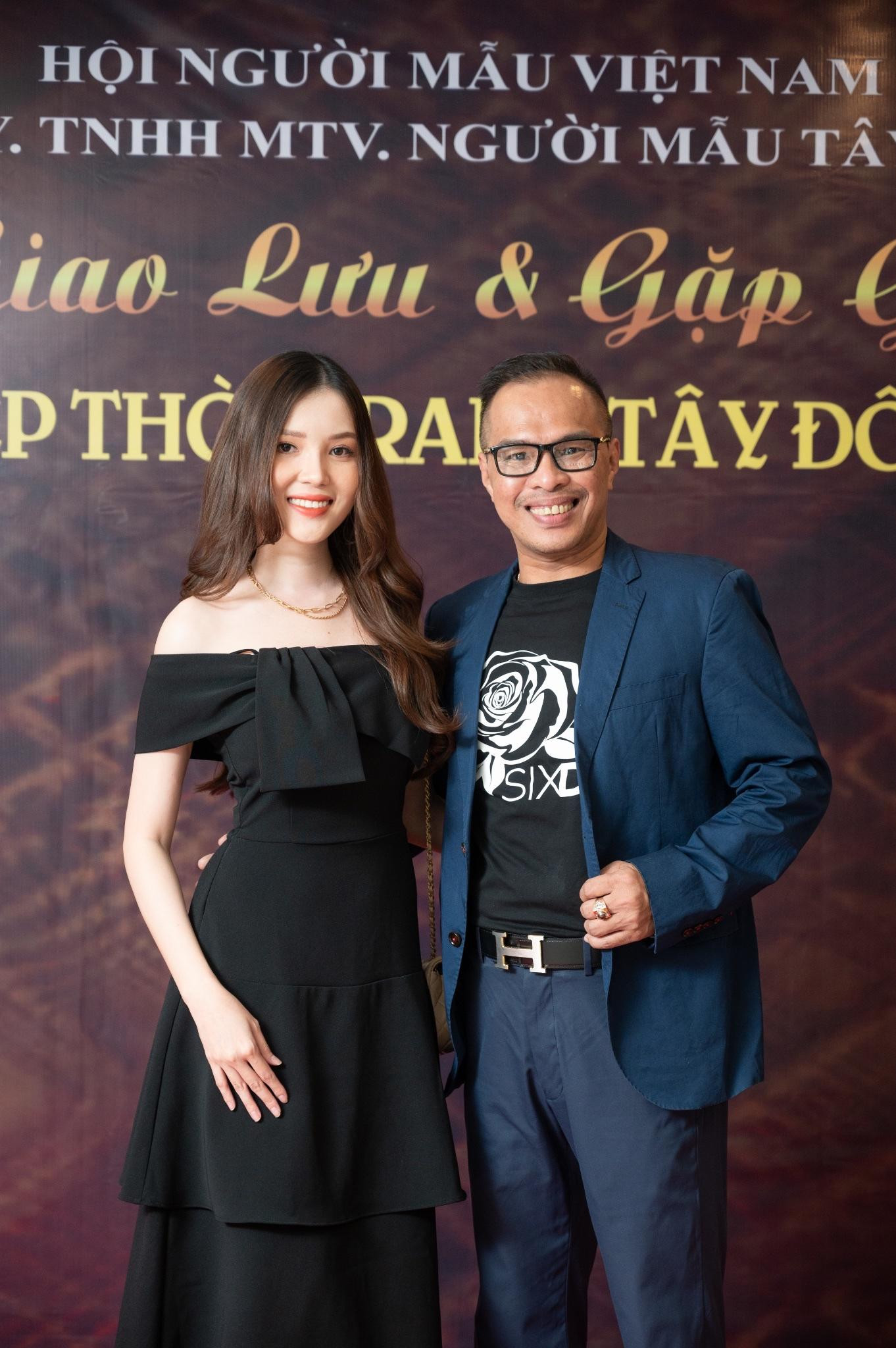 Ông Nguyễn Phú, Trưởng Ban tổ chức cuộc thi cùng Hoa khôi Huỳnh Thúy Vi