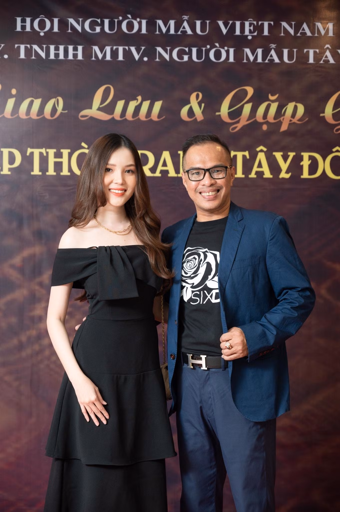 Ông Nguyễn Phú, Trưởng Ban tổ chức cuộc thi cùng Hoa khôi Huỳnh Thúy Vi
