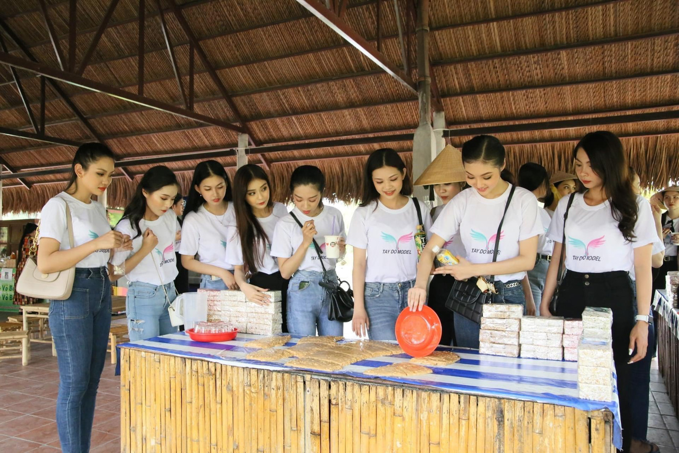 Các thí sinh trải nghiệm làm bánh