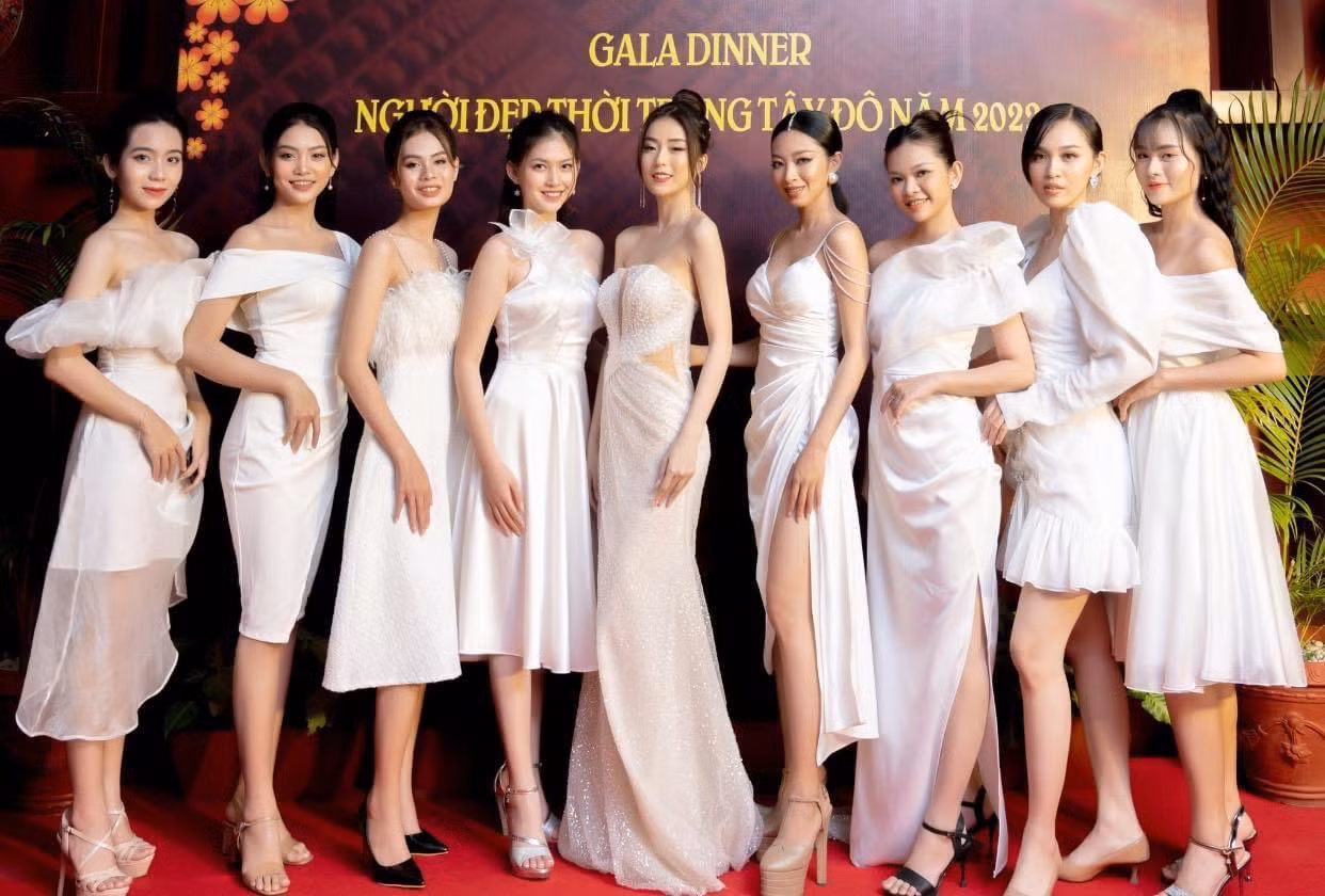 Các thí sinh trong trang phục trắng