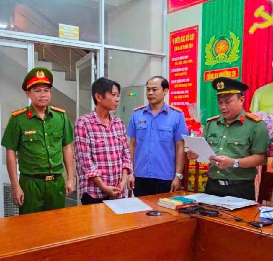 Công an tống đạt quyết định khởi tố bị can và lệnh bắt bị can để tạm giam đối với Phan Minh Tuấn. Ảnh: CA BT Công an tống đạt quyết định khởi tố bị can và lệnh bắt bị can để tạm giam đối với Phan Minh Tuấn. Ảnh: CA BT