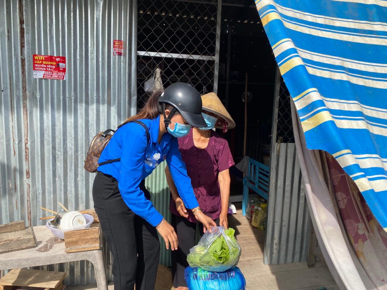 ĐVTN mang trực tiếp rau quả đến tận nhà người dân.