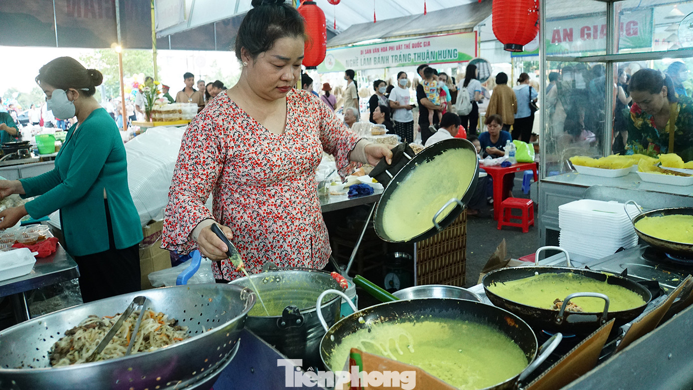 Lễ hội Bánh dân gian Nam Bộ diễn ra từ ngày 17 - 21/4, với khoảng 250 gian hàng bánh dân gian, ẩm thực, đặc sản nhiều vùng miền. Ảnh: Hòa Hội.