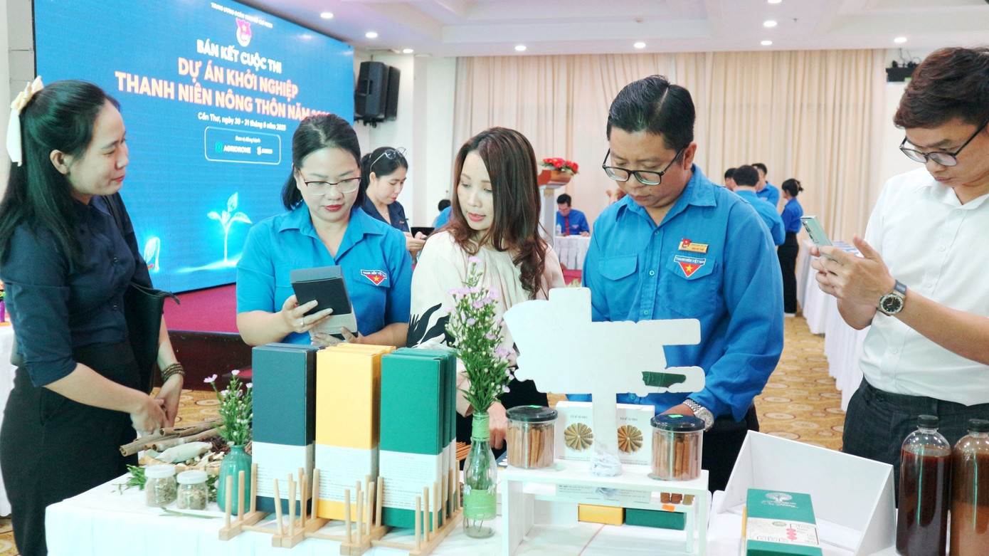 Sản phẩm thanh niên khởi nghiệp trưng bày tại hội nghị. Sản phẩm thanh niên khởi nghiệp trưng bày tại hội nghị.