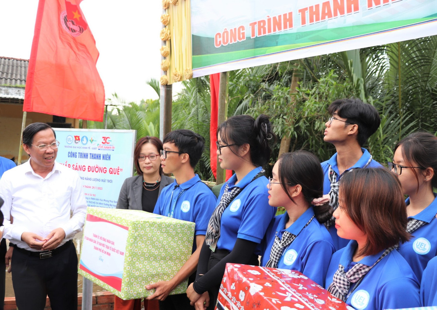 Chủ tịch UBND TPHCM Phan Văn Mãi trò chuyện, động viên các chiến sĩ tình nguyện tại tỉnh Bến Tre. Ảnh: TĐ BT.