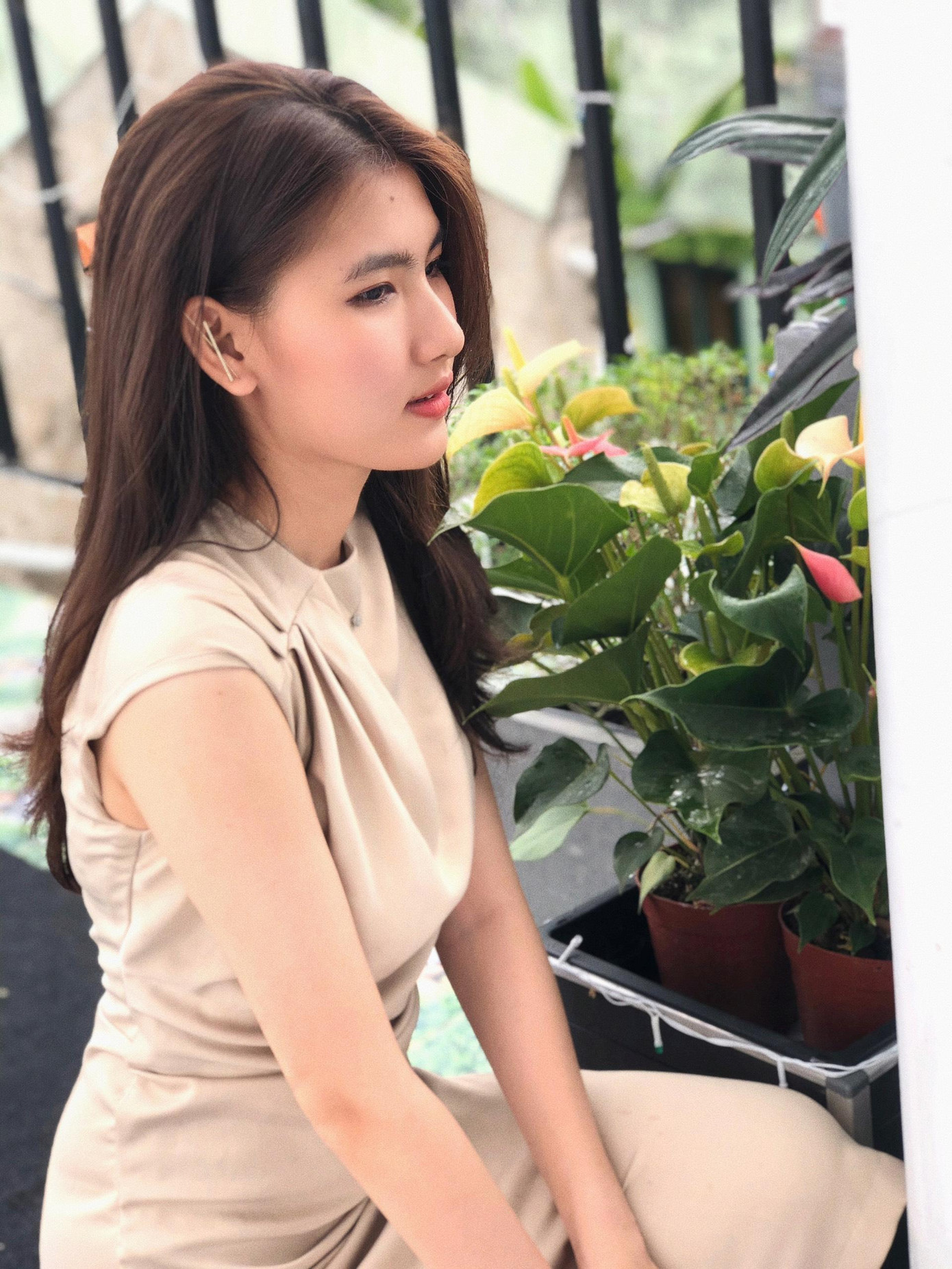 Tường Vi chia sẻ: “Em cảm thấy rất may mắn và hạnh phúc khi được sinh ra và lớn lên trong một gia đình luôn đong đầy sự yêu thương của tất cả mọi người". Ngoài ra, cô cũng được bạn bè yêu mến vì sự hòa đồng, thân thiện và giúp đỡ những người xung quanh. Nữ sinh rất thích trải nghiệm và khám phá những điều mới mẻ trong cuộc sống.