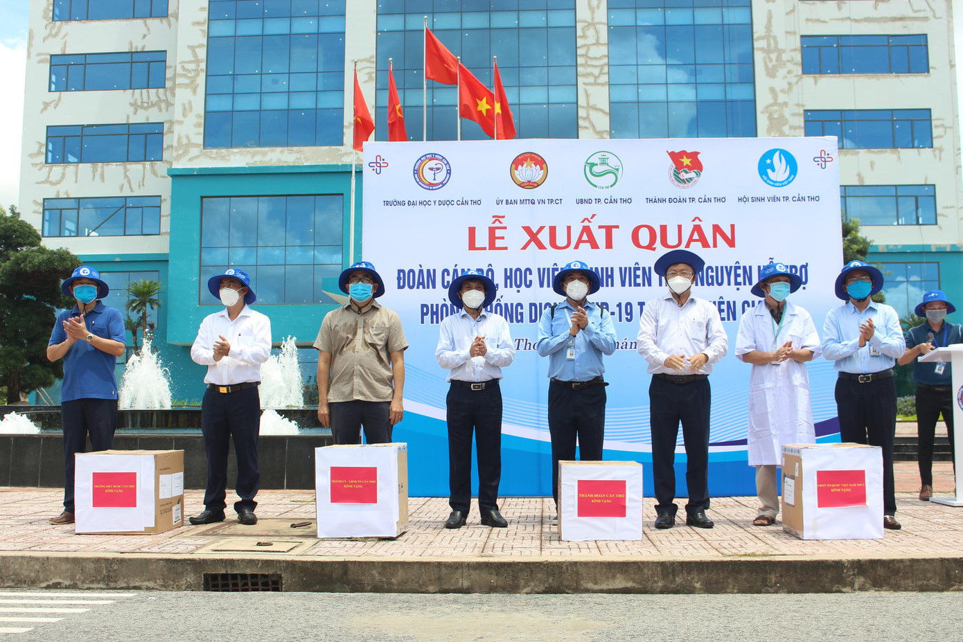 Trường ĐH Y Dược Cần Thơ xuất quân hỗ trợ Kiên Giang dập dịch. - Ảnh: TĐCT Trường ĐH Y Dược Cần Thơ xuất quân hỗ trợ Kiên Giang dập dịch. - Ảnh: TĐCT