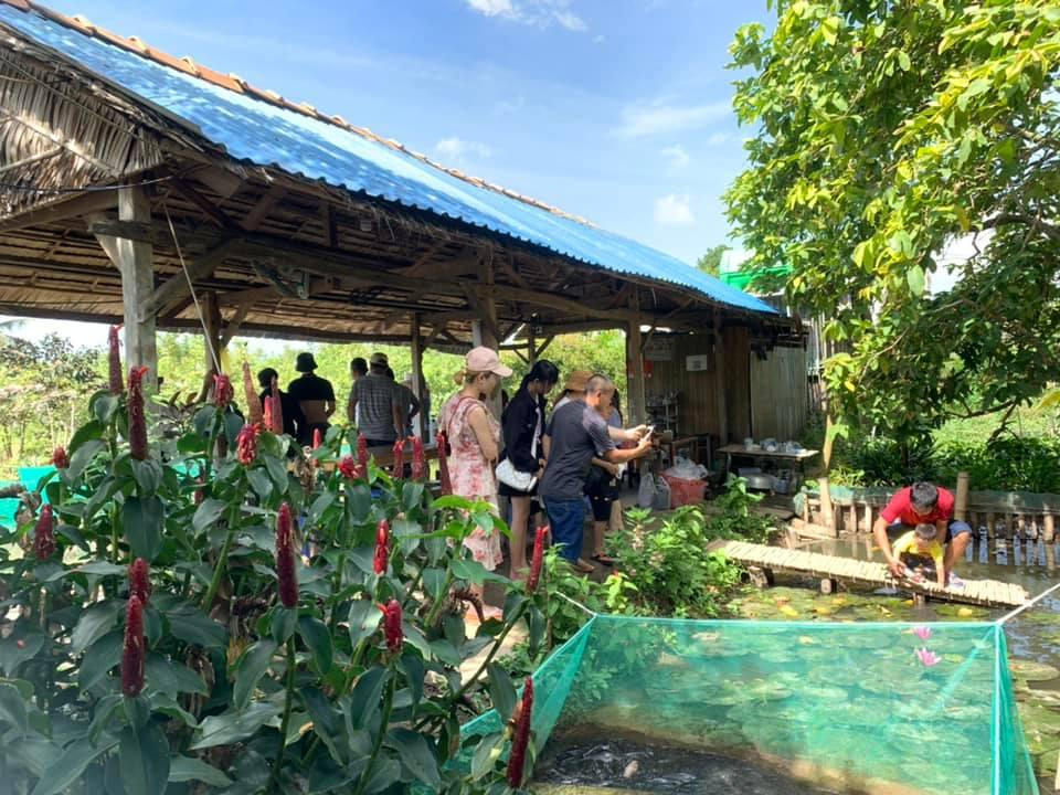 Ông Nguyễn Minh Tuấn, Phó Giám đốc phụ trách Sở VH&amp;TTDL TP Cần Thơ cho biết, từ ngày 31/1 đến ngày 5/2/2022, tổng số khách tham quan, du lịch ở địa phương ước khoảng 178.140 lượt, tăng 10,3% so với dịp Tết Nguyên đán năm 2021. Các cơ sở lưu trú phục vụ 24.840 lượt (khách nội địa), tăng 15,2% so với dịp Tết Nguyên đán năm 2021. Doanh thu du lịch ước khoảng 40,6 tỉ đồng, tăng 19,5% so với dịp Tết Nguyên đán năm 2021.