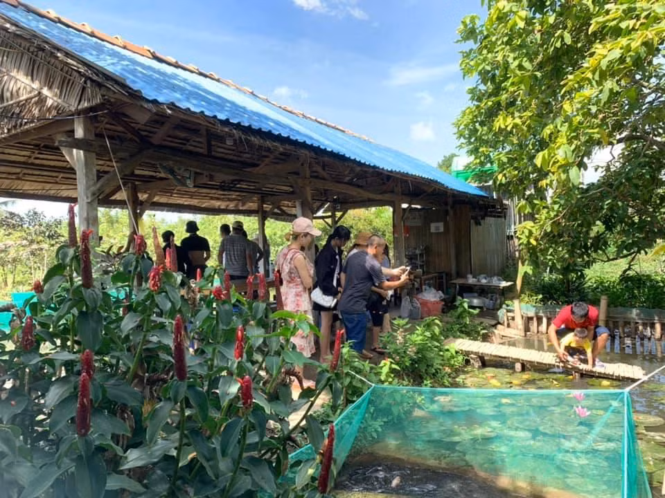 Ông Nguyễn Minh Tuấn, Phó Giám đốc phụ trách Sở VH&amp;TTDL TP Cần Thơ cho biết, từ ngày 31/1 đến ngày 5/2/2022, tổng số khách tham quan, du lịch ở địa phương ước khoảng 178.140 lượt, tăng 10,3% so với dịp Tết Nguyên đán năm 2021. Các cơ sở lưu trú phục vụ 24.840 lượt (khách nội địa), tăng 15,2% so với dịp Tết Nguyên đán năm 2021. Doanh thu du lịch ước khoảng 40,6 tỉ đồng, tăng 19,5% so với dịp Tết Nguyên đán năm 2021.