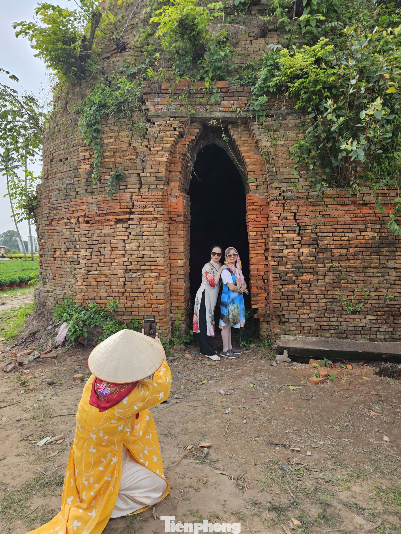 Lò gạch cũ hay người dân địa phương còn gọi là lò gạch K26 vốn nổi tiếng nhiều năm qua bởi có tuổi thọ trên 100 năm, lò gạch được giữ lại giữa cánh đồng hoa. Ảnh: Hòa Hội.