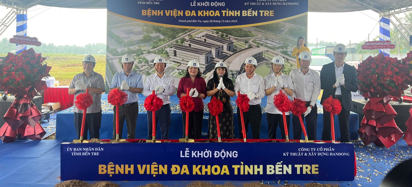 Lãnh đạo tỉnh Bến Tre thực hiện nghi thức khởi động công trình.