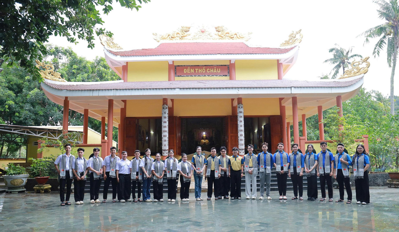 Thổ Chu có hơn 500 đồng bào bị quân Pol Pot sang thảm sát vào tháng 5/1975. Thổ Chu có hơn 500 đồng bào bị quân Pol Pot sang thảm sát vào tháng 5/1975.