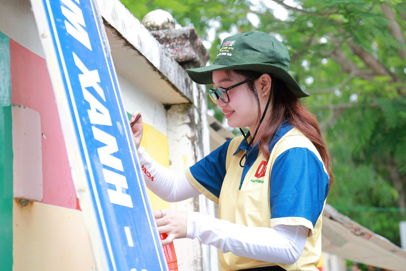 Ngoài hoạt động tuyên truyền chuyển đổi số, sinh viên tình nguyện còn tham gia các hoạt động vệ sinh môi trường, trang trí trường học. Ngoài hoạt động tuyên truyền chuyển đổi số, sinh viên tình nguyện còn tham gia các hoạt động vệ sinh môi trường, trang trí trường học.