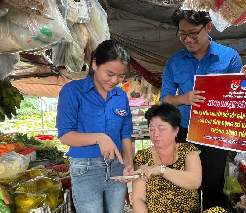 Hỗ trợ người dân tiếp cận công nghệ số.