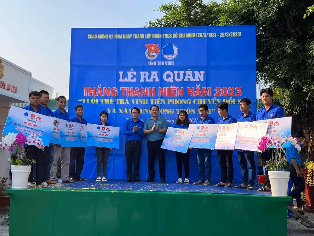 Tỉnh đoàn Trà Vinh trao tặng nguồn lực cho các đơn vị. Ảnh: TĐ TV