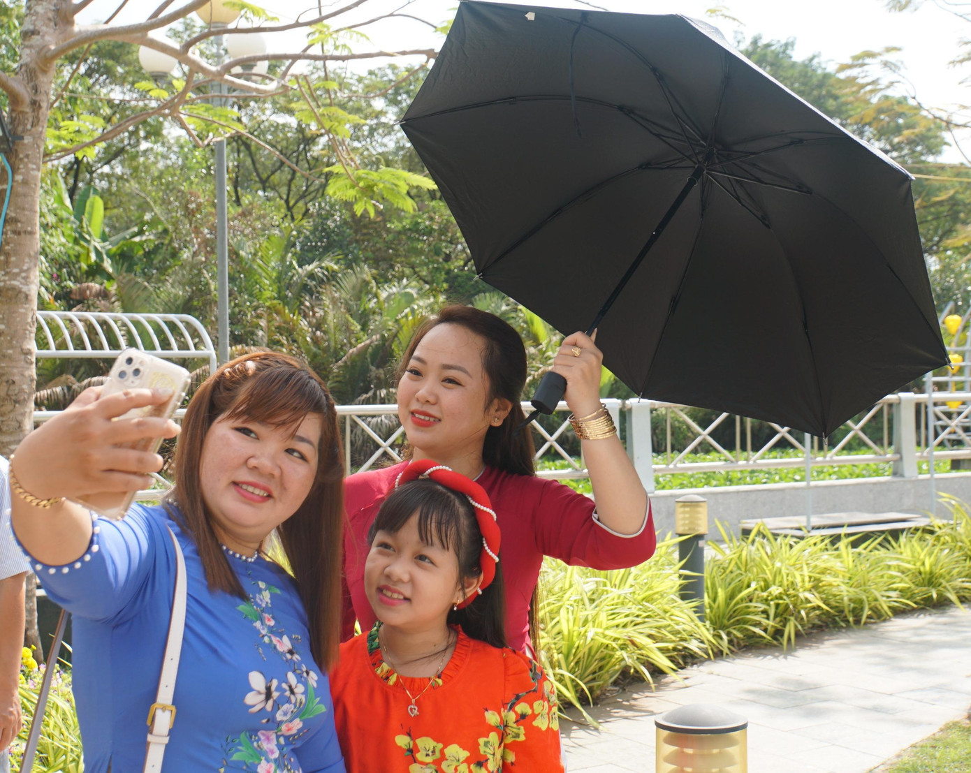 Bạn trẻ chụp ảnh lưu lại kỷ niệm