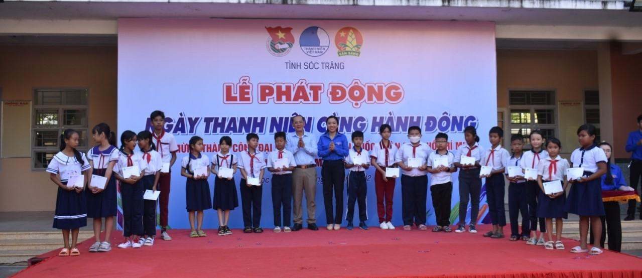 Tỉnh Đoàn Sóc Trăng trao tặng học bổng cho học sinh khó khăn.