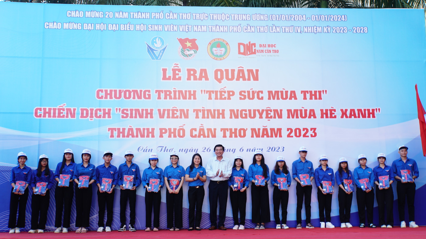 Tặng quà cho các đội hình tiếp sức mùa thi. Ảnh: Hòa Hội Tặng quà cho các đội hình tiếp sức mùa thi. Ảnh: Hòa Hội